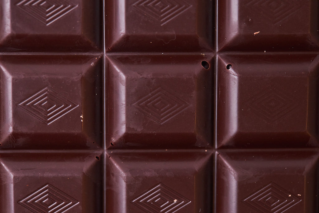cioccolato artigianale temperato nel laboratorio Pasticceria Tesi Sardegna