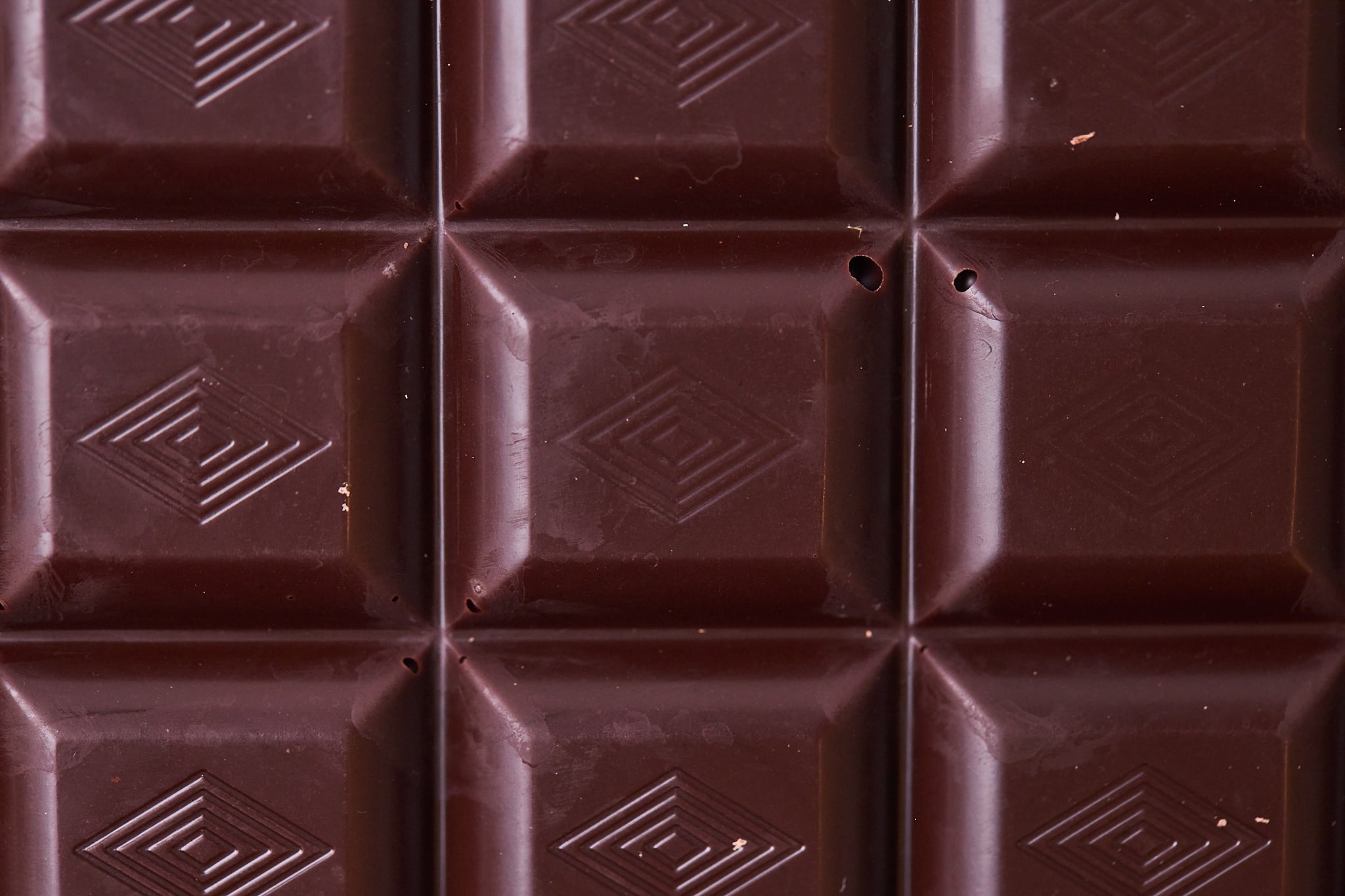 cioccolato artigianale temperato nel laboratorio Pasticceria Tesi Sardegna