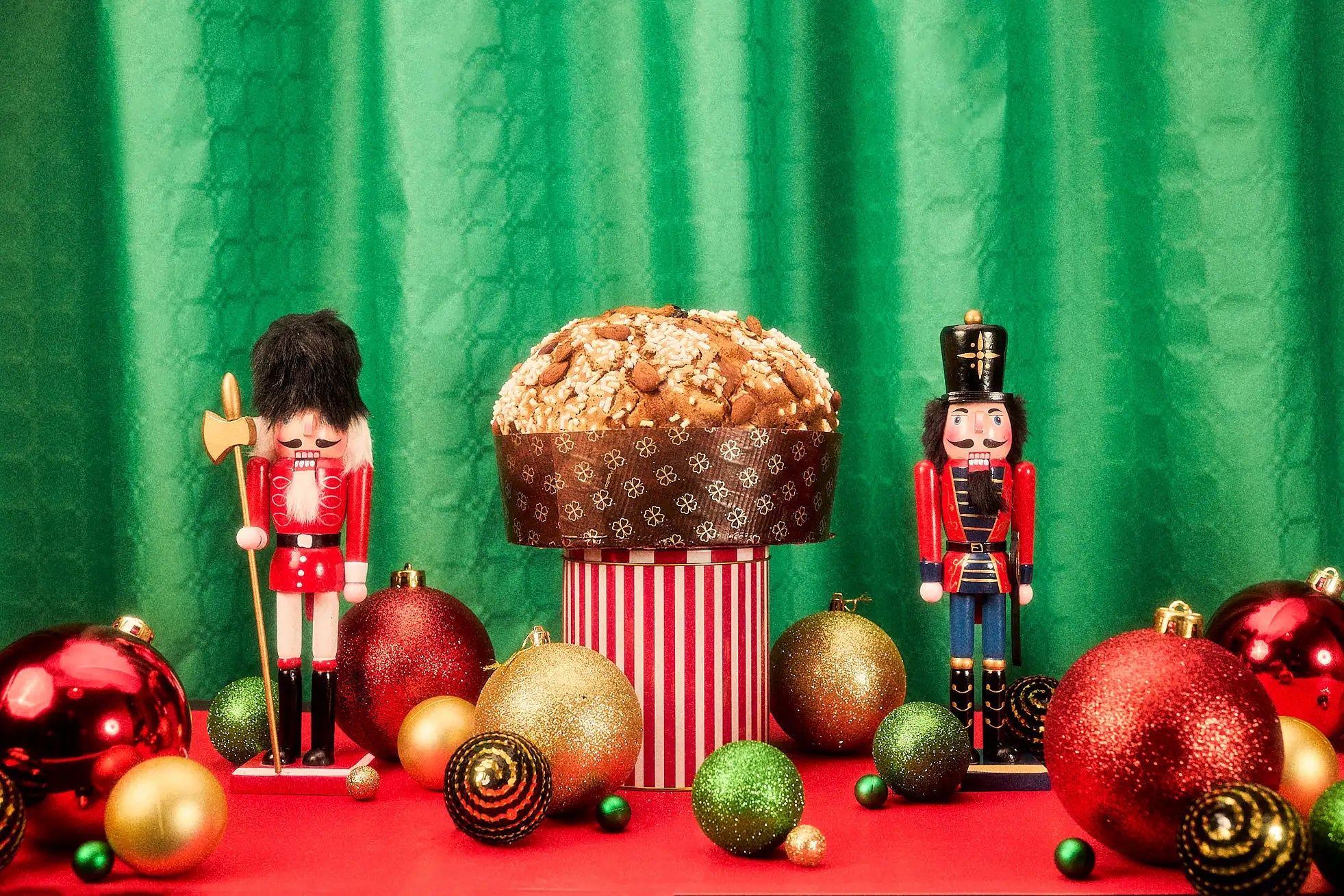 Panettone artigianale mandorlato della Pasticceria Tesi, presentato in ambientazione natalizia.