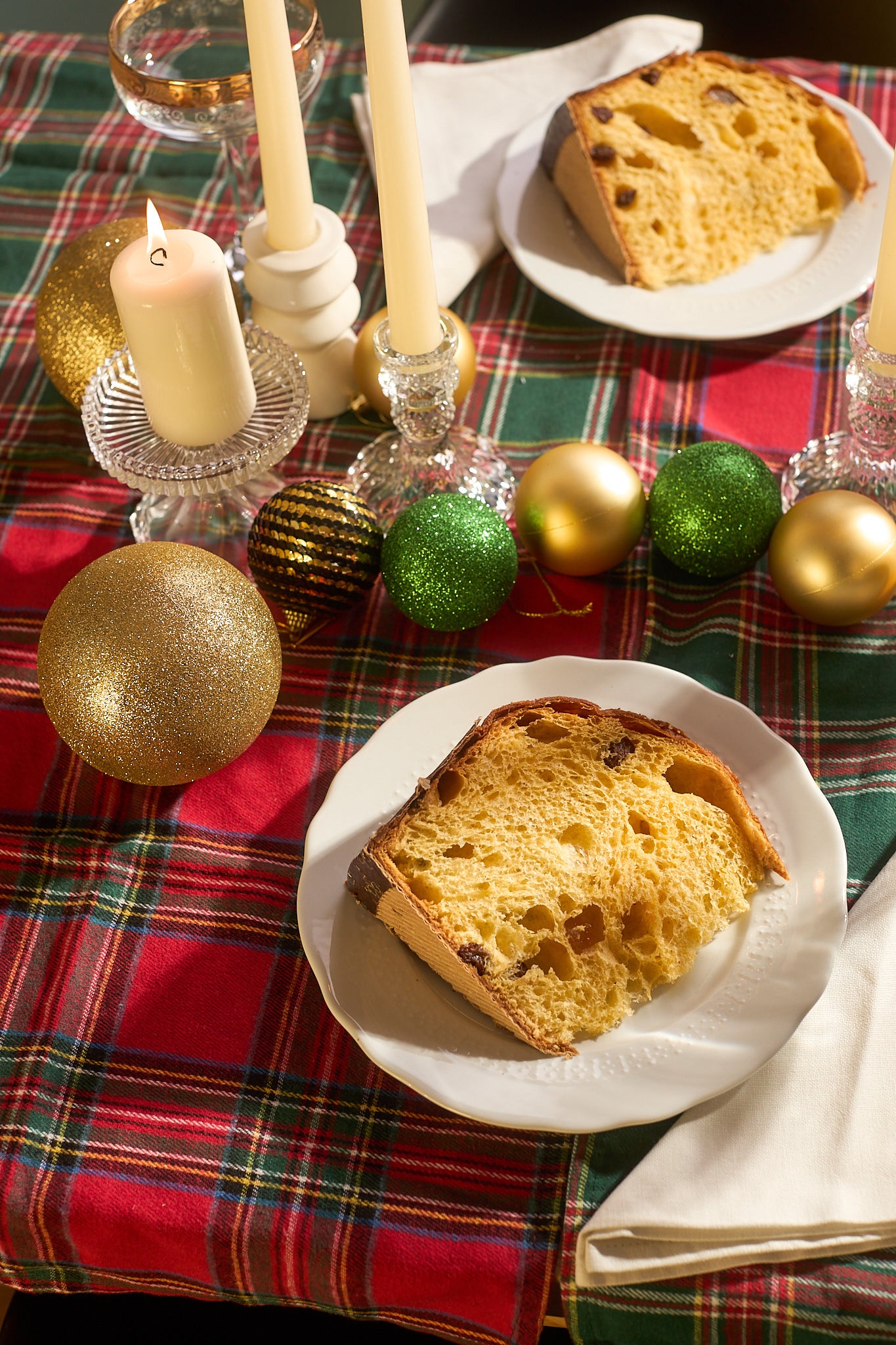 il panettone della pasticceria tesi alla malvasia di bosa viene servito su una tavola natalizia
